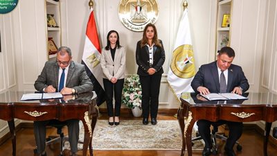 التنمية المحلية: توقيع عقود تشغيل وصيانة 3 مجازر في البحيرة