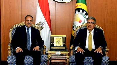 محافظ الدقهلية يستقبل نظيره من الشرقية على هامش مؤتمر وحدات الكلى بالمنصورة