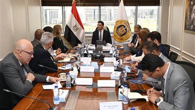 وزير الصناعة يحث وفد فولكس فاجن لبدء إنتاج السيارات في مصر