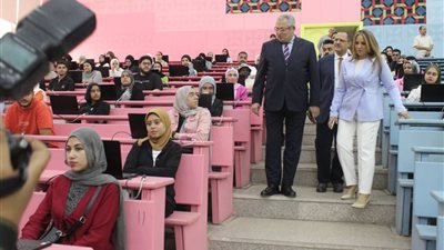 نائب رئيس جامعة عين شمس يفتتح معامل الاختبارات الإلكترونية بكلية الآداب.. صور