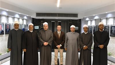 في أولى جولاته.. وكيل الأزهر يبحث مع محافظ أسوان دعم القوافل الدعوية والتنموية
