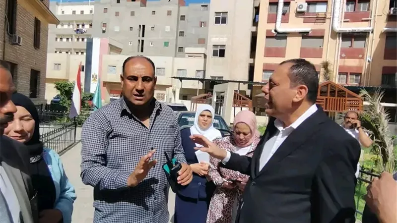 جولة مفاجئة لرئيس مركز السنبلاوين بالمستشفى العام لضبط الأداء وتحسين الخدمة الطبية