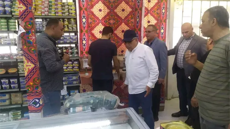 محافظ الدقهلية يتفقد السوق الحضاري بالسنبلاوين.. ويؤكد على الالتزام بالأسعار المخفضة