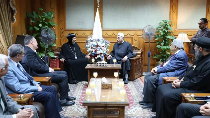 أيمن عبدالغني يستقبل وفد “بيت العائلة”.. وتأكيد جديد على قوة الوحدة الوطنية