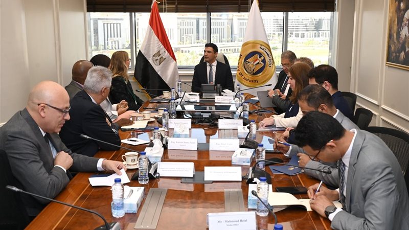 وزير الصناعة يلتقي