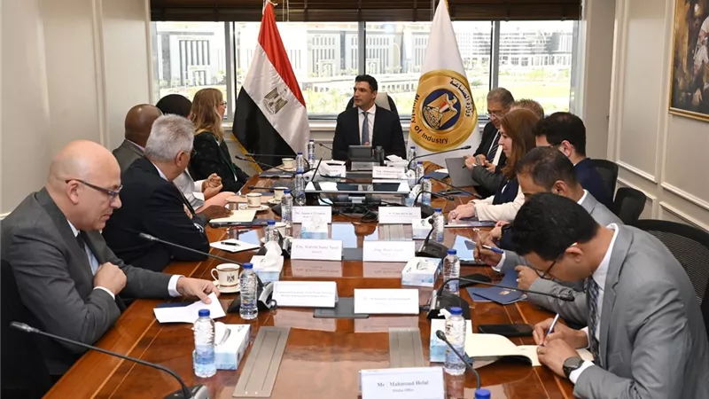 وزير الصناعة يحث وفد فولكس فاجن لبدء إنتاج السيارات في مصر