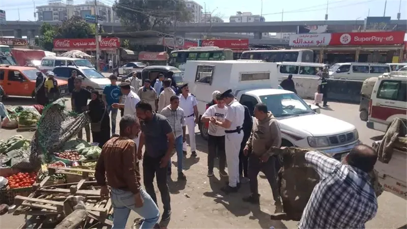 رئيس حي غرب المنصورة يتابع ميدانياً حملة مكبرة لرفع الإشغالات بسندوب 