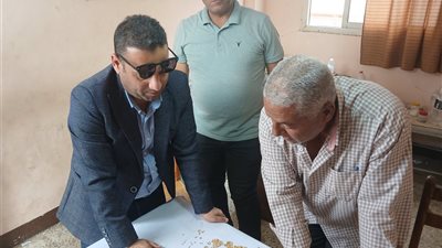 عدسة “بلدنا اليوم” ترصد أسرار فرز القمح قبل دخوله الصوامع