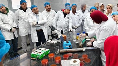 «المواصفات والجودة» تدفع بكوادر سلامة الغذاء إلى المعامل المتطورة.. تدريب عملي بأحدث أجهزة الفحص