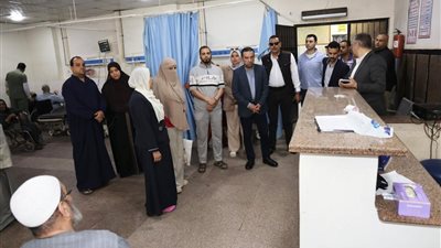 جولة مفاجئة تكشف الكارثة.. محافظ المنوفية يطيح بمسؤولين في مستشفى قويسنا