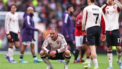 لاعب ليفربول يرد باستهجان على جمهور مانشستر يونايتد بعد خسارتهم
