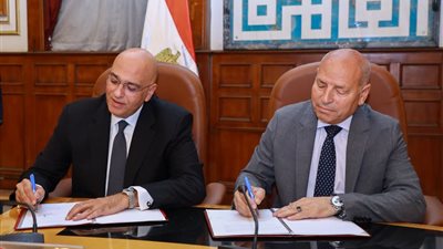 محافظة القاهرة توقع تمويلا بـ13.5 مليون جنيه لتطوير عزبة خير الله