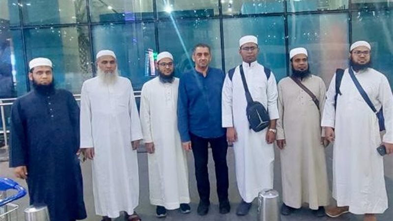 وفوداً من الأئمة