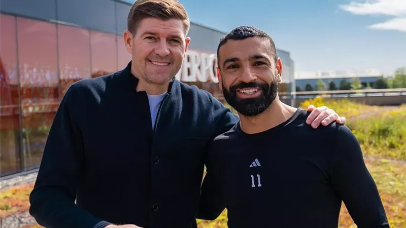 بكيت مع والدته.. محمد صلاح يكشف اللاعب الوحيد الذي تأثر برحيله عن ليفربول