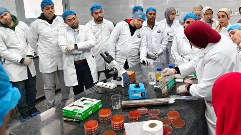 «المواصفات والجودة» تدفع بكوادر سلامة الغذاء إلى المعامل المتطورة.. تدريب عملي بأحدث أجهزة الفحص