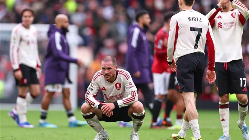 لاعب ليفربول يرد باستهجان على جمهور مانشستر يونايتد بعد خسارتهم