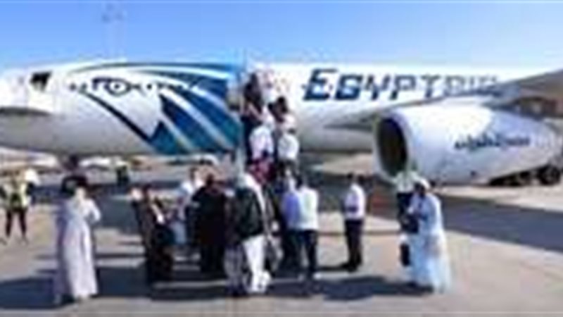 من مطار القاهرة 