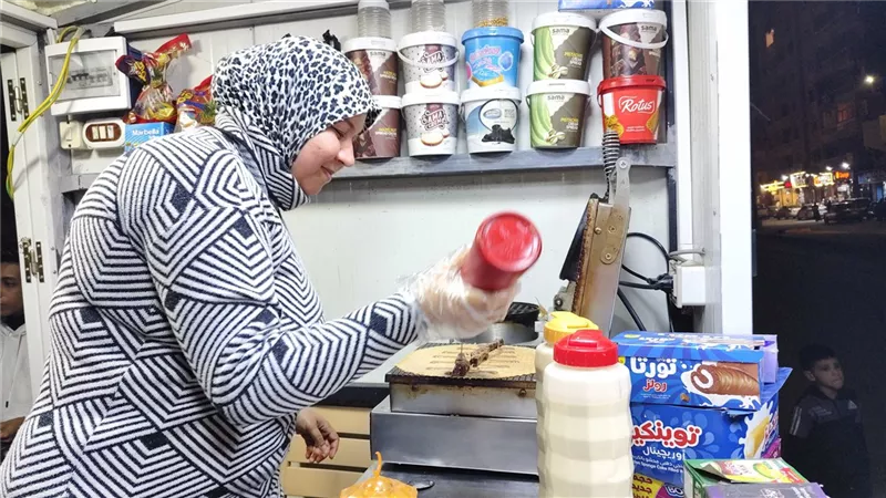 «أم يوسف».. بائعة فريسكا من كرفان بسيط إلى حكاية صمود بشوارع الإسكندرية