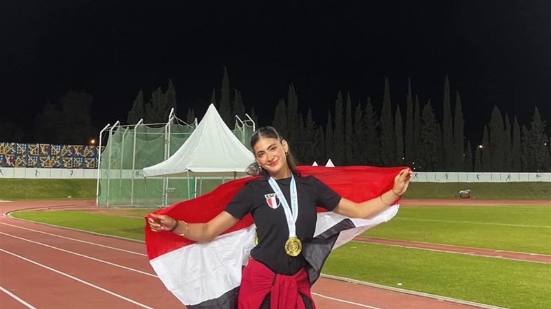 طالبة كلية آداب 