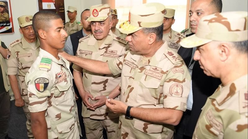 وزير الدفاع أثناء