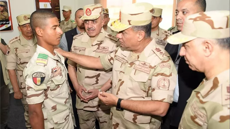 وزير الدفاع يتفقد إحدى وحدات التدريب الأساسي بالقوات المسلحة 