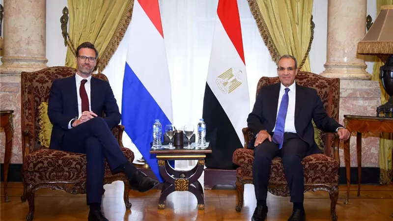 وزير الخارجية يبحث مع نظيره الهولندي تعزيز التعاون الثنائي