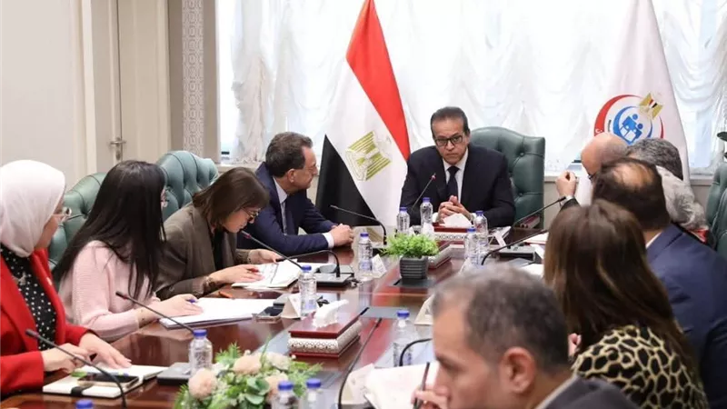 وزير الصحة يبحث مع السفير الفرنسي بالقاهرة تعزيز علاج أطفال فلسطين المصابين بالأورام