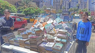 وسط زحمة الإسكندرية.. شقيقتان تحولان سيارة قديمة إلى مكتبة تخطف الأنظار