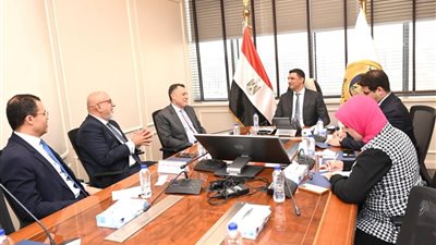 وزير الصناعة يبحث مع بنك أبوظبي الأول تمويل المشروعات الصغيرة والمتوسطة