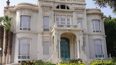 بيان عاجل من جامعة عين شمس بشأن أفعال خادشة أمام كلية البنات 
