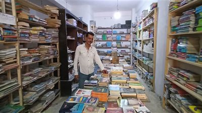رجل واحد و20 ألف كتاب.. قصة كفاح عم سالم في شوارع الفلكي بالإسكندرية