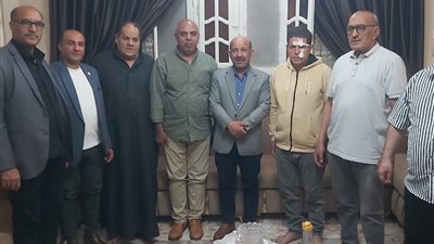 وفد من نقابة المعلمين يزور معلم أجا المعتدي عليه من طالب| تفاصيل
