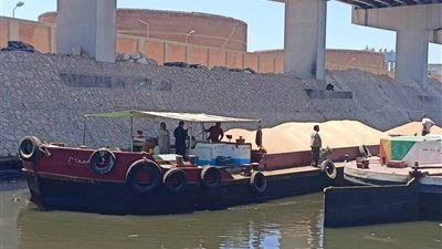 «الصنادل البحرية» بالإسكندرية .. مهنة شاقة تنقل البضائع وتحفظ ذكريات بحارة العريقة