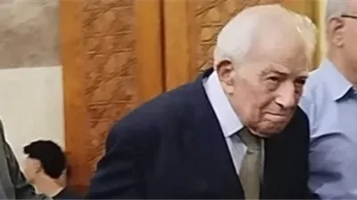 رشوان توفيق و أشرف ذكي أول الحاضرين في جنازة الفنان عبد الرحمن أبو زهرة.. صور