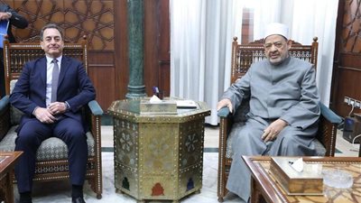 شيخ الأزهر يبحث مع السفير الفرنسي تعزيز التعاون العلمي والثقافي بين الجانبين