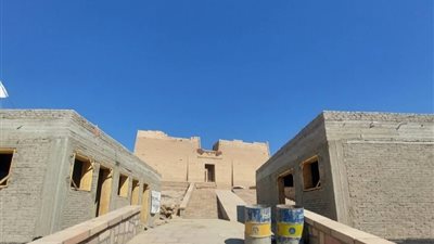 وزير السياحة يوقف أعمال إنشاء المنشآت الخدمية بمحيط معبد كلابشة