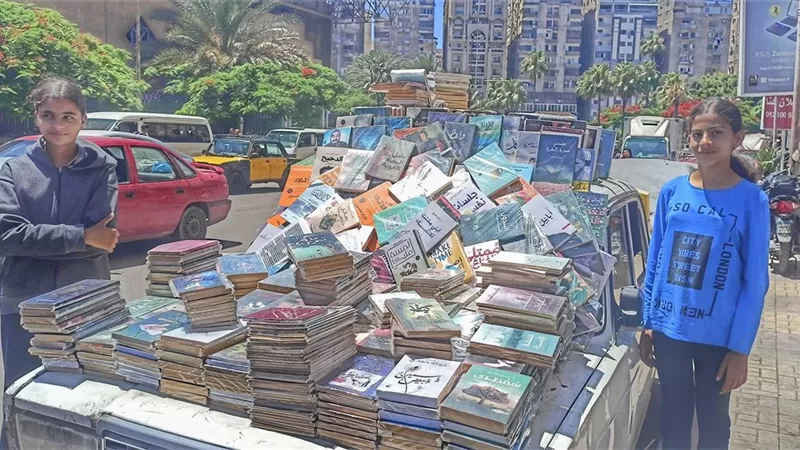 وسط زحمة الإسكندرية.. شقيقتان تحولان سيارة قديمة إلى مكتبة تخطف الأنظار