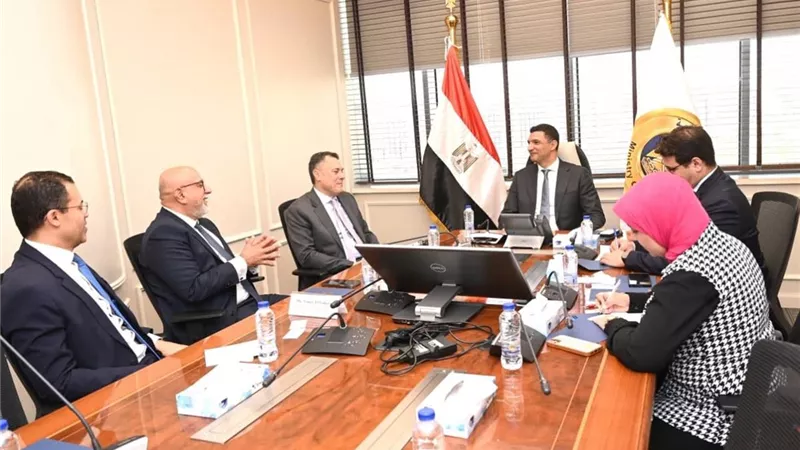 وزير الصناعة يبحث مع بنك أبوظبي الأول تمويل المشروعات الصغيرة والمتوسطة