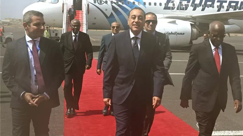 رئيس الوزراء يصل إلى جيبوتي للمشاركة في مراسم تنصيب الرئيس إسماعيل عمر جيله