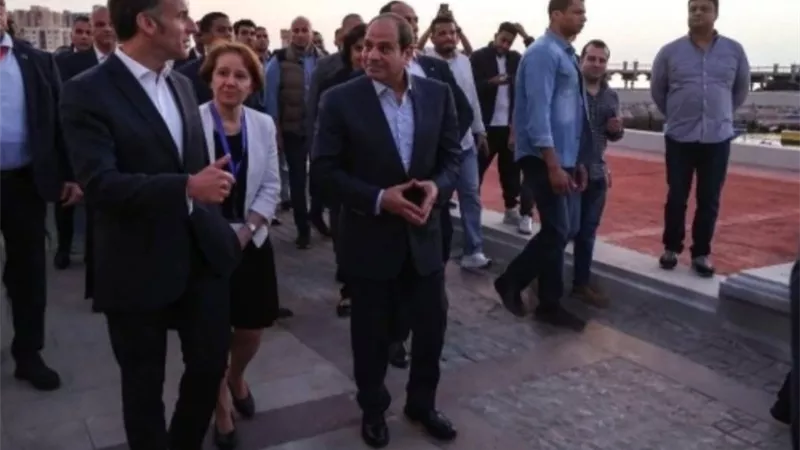 السيسي يقيم مأدبة عشاء لنظيره الفرنسي خلال جولتهما التفقدية بكورنيش الاسكندرية