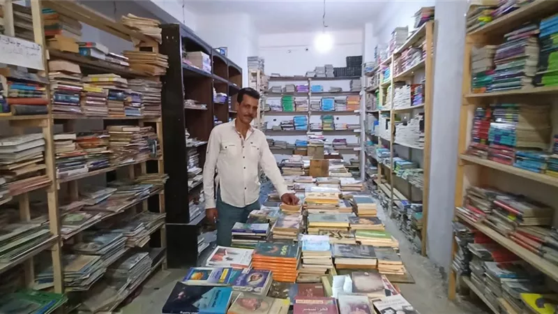 رجل واحد و20 ألف كتاب.. قصة كفاح عم سالم في شوارع الفلكي بالإسكندرية