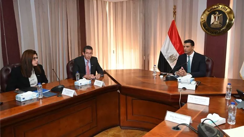 الصناعة الخضراء على الطاولة.. وزير الصناعة يبحث مع «سيمكس» مستقبل الأسمنت في مصر