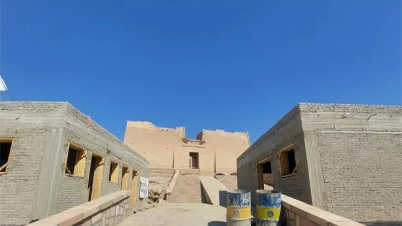 وزير السياحة يوقف أعمال إنشاء المنشآت الخدمية بمحيط معبد كلابشة