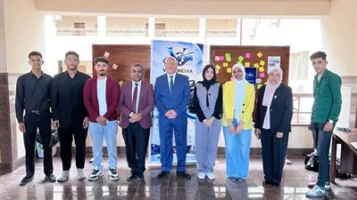 النعماني يتفقد المشروعات العملية لطلاب إعلام سوهاج الأهلية ويشيد بإبداعاتهم التطبيقية