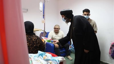 زيارة حملت الدفء.. الأنبا مينا يرسم الابتسامة على وجوه أطفال الأورام في برج العرب