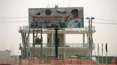 رسالة إلى الحلفاء والخصوم.. حفتر يجري أكبر مناورة في تاريخ ليبيا 