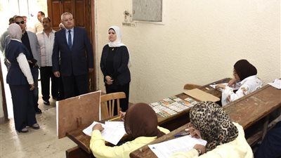 نائب رئيس جامعة عين شمس يتفقد امتحانات كلية البنات ويشيد بحسن التنظيم