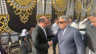 «شهداء لقمة العيش».. محافظ الدقهلية يشارك أهالي الخضيري عزاء ضحايا الحادث الأليم