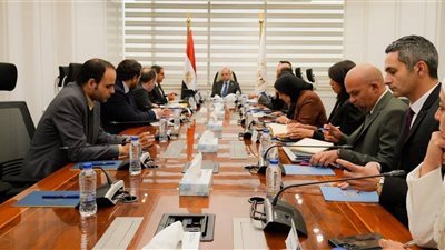 وزير الاستثمار يبحث مع 