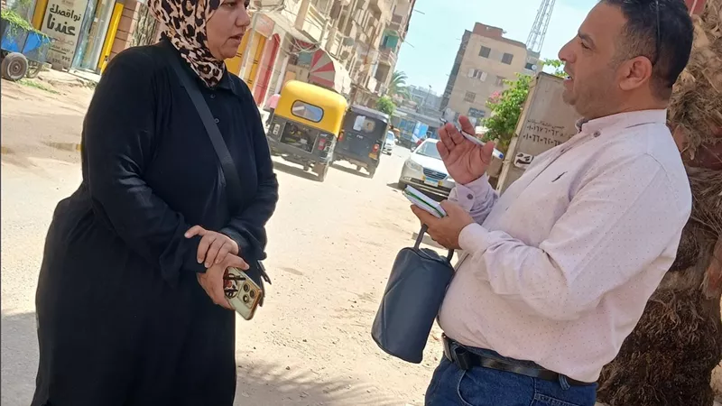 “خلي المحافظ ييجي يسلمك”.. سيدة بكفر الشيخ تروي رحلة 20 عامًا للحصول على شقة إسكان
